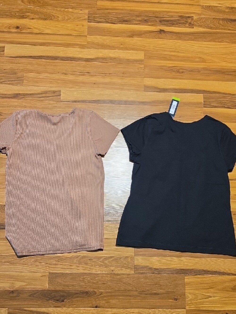 Tek Gear Ribbed Taupe V-Neck & Black Graphic Tee - Picture 6 of 6